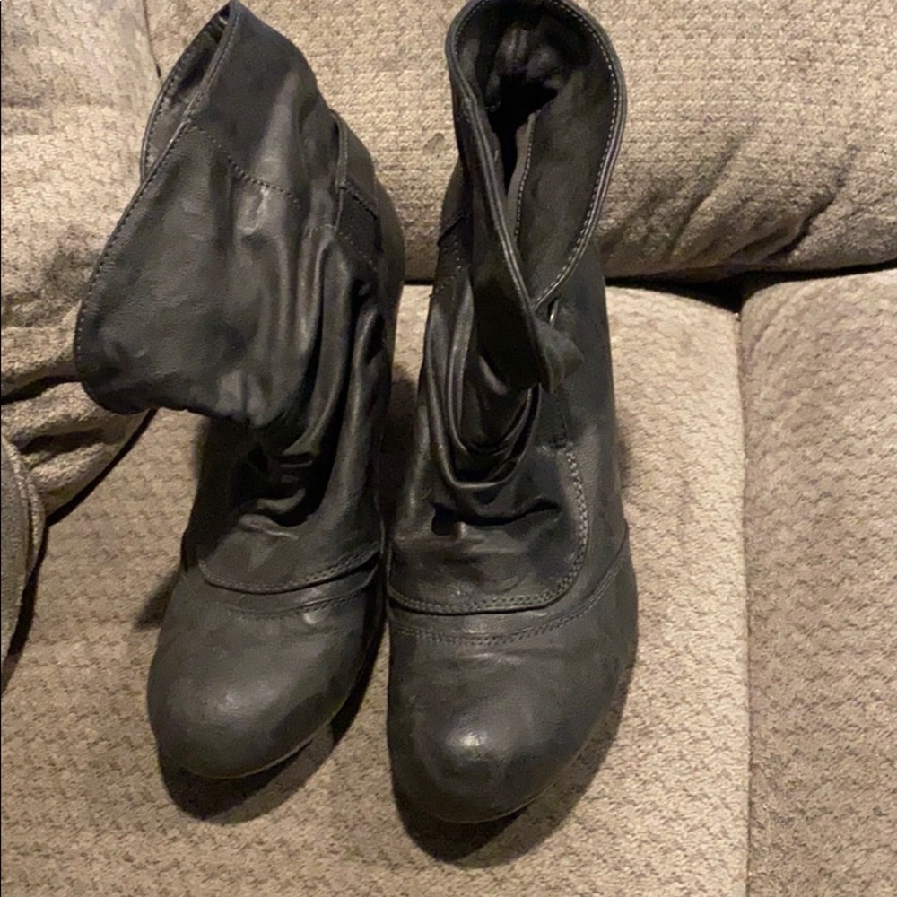 Heeled small boots
